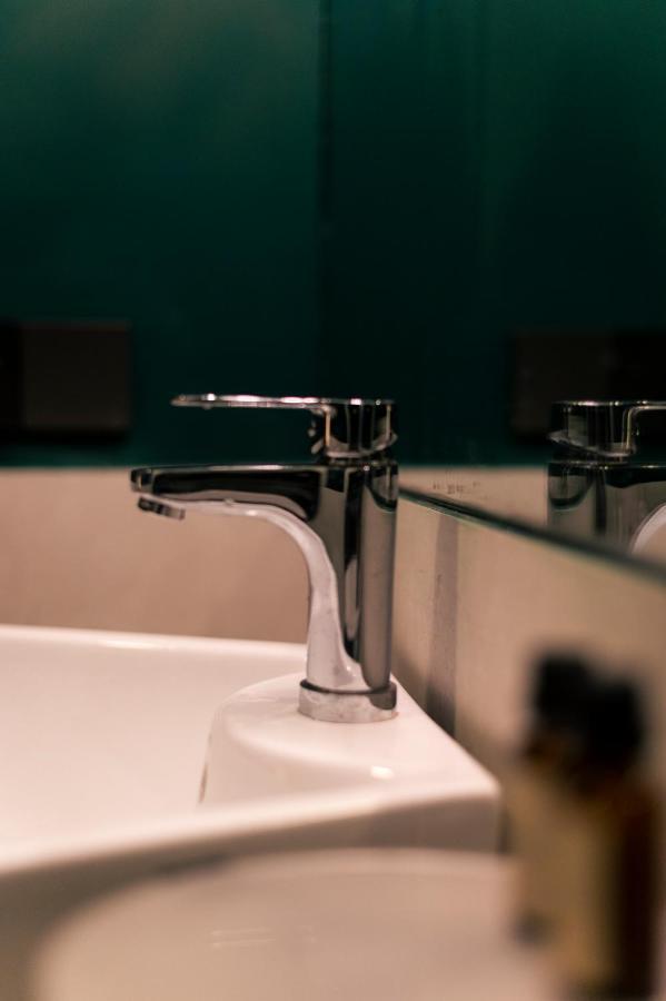 Lokal Rooms X Shahrah-E-Faisal Karachi Buitenkant foto
